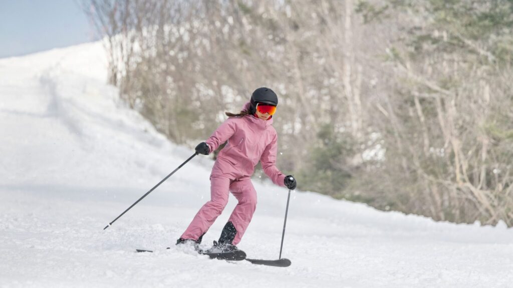 Sciatore con casco sulle piste da sci durante la stagione invernale 2025 